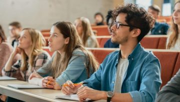 Τι κάνει τους νέους στην Ελλάδα να συνεχίζουν, να «φεύγουν» με κάθε ευκαιρία στο εξωτερικό