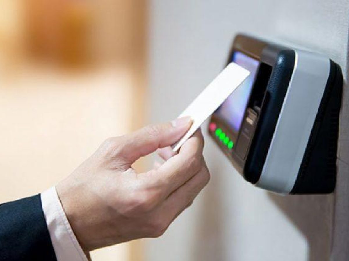 Ψηφιακή κάρτα εργασίας παντού το 2026 – Πόσο αυξήθηκαν οι δηλωμένες υπερωρίες