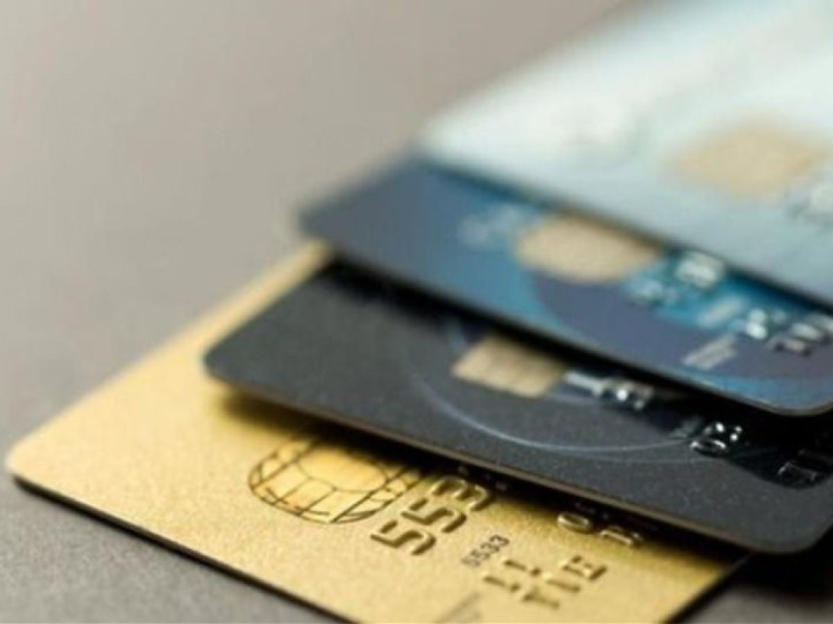 Μπαράζ καταγγελιών: Τράπεζα εκδίδει κάρτες “dual” χωρίς συγκατάθεση πελατών της