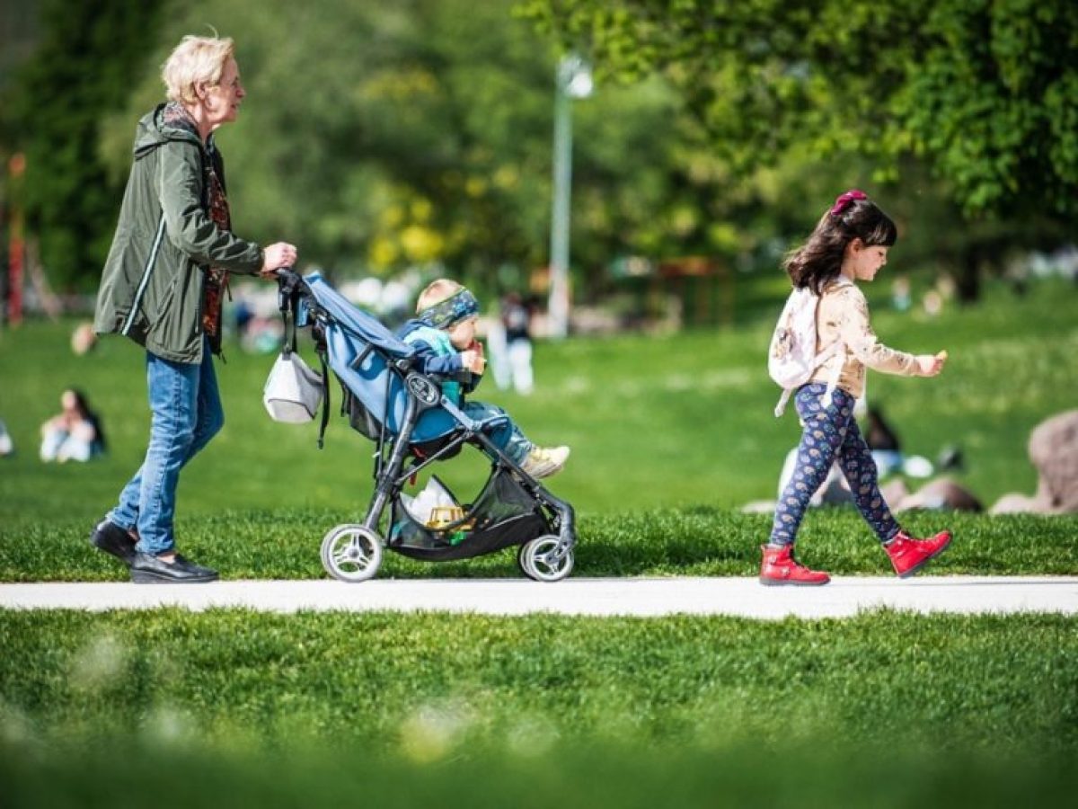 Νταντάδες της γειτονιάς: Πώς λειτουργεί το νέο πρόγραμμα – Ποιοι δικαιούχοι θα λάβουν 500 ευρώ