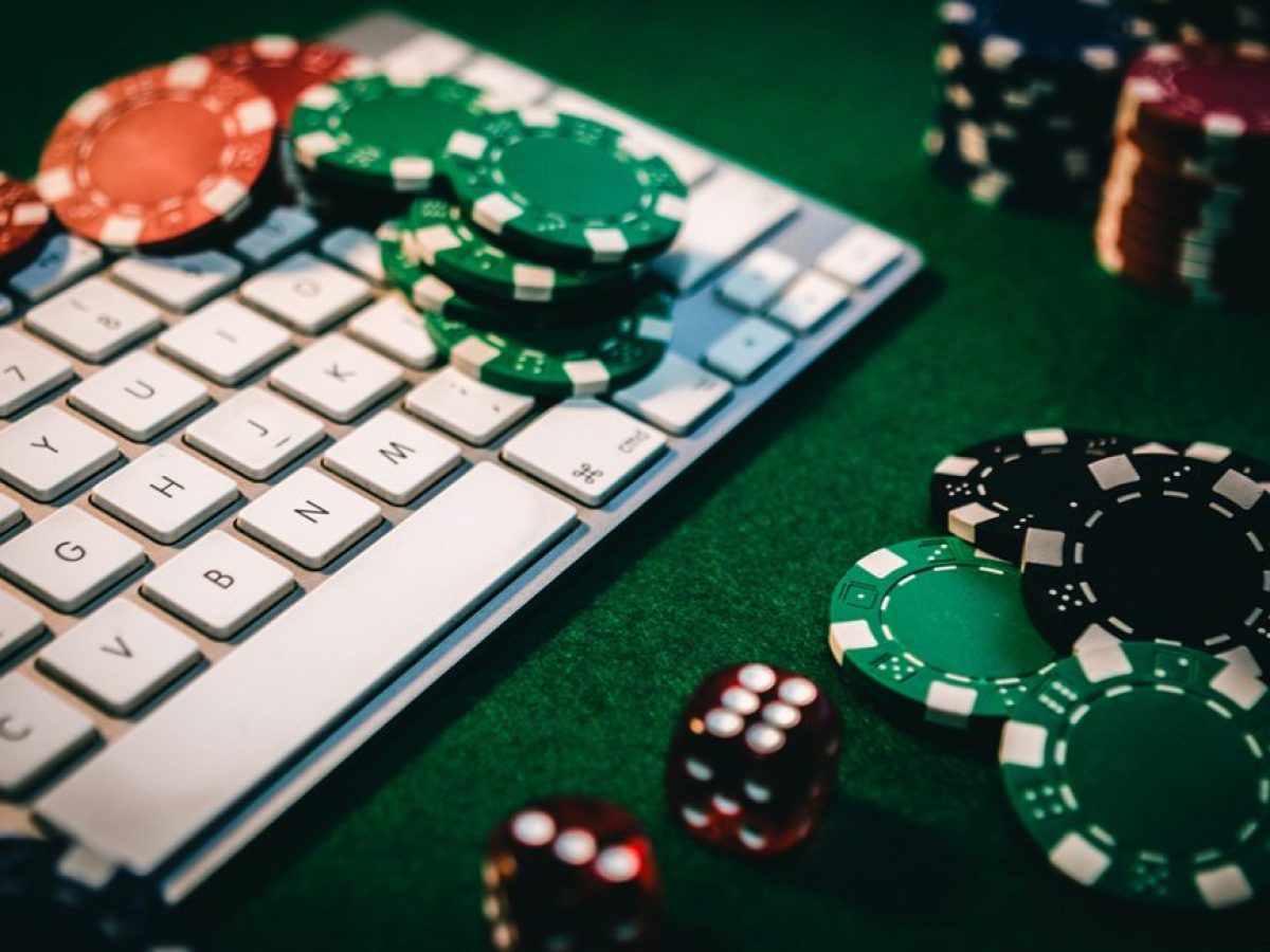 Μπλόκο στον παράνομο τζόγο: Πρόστιμα έως 800.000 ευρώ, αυτόματο «κλείδωμα» ιστοτόπων και έλεγχοι σε influencers