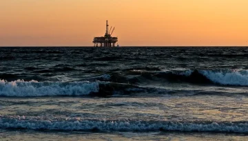 &Pi;&epsilon;&tau;&rho;έ&lambda;&alpha;&iota;&omicron;: Ά&lambda;&mu;&alpha; &sigma;&tau;&iota;&sigmaf; &delta;&iota;&epsilon;&theta;&nu;&epsilon;ί&sigmaf; &tau;&iota;&mu;έ&sigmaf; &mu;&epsilon;&tau;ά &tau;&omicron; &pi;&lambda;ή&gamma;&mu;&alpha; &sigma;&tau;&omicron; &Iota;&rho;ά&nu; &ndash; &Pi;&rho;&omicron;&sigmaf; 1,90 &epsilon;&upsilon;&rho;ώ &eta; &alpha;&mu;ό&lambda;&upsilon;&beta;&delta;&eta; &sigma;&tau;&eta;&nu; &Epsilon;&lambda;&lambda;ά&delta;&alpha;