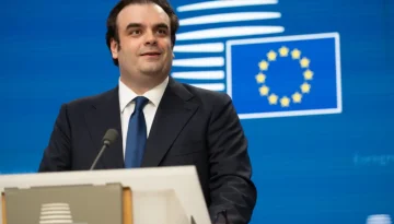 &Tau;&alpha; &theta;έ&mu;&alpha; &tau;&eta;&sigmaf; &sigma;&eta;&mu;&epsilon;&rho;&iota;&nu;ή&sigmaf; &sigma;&upsilon;&nu;&epsilon;&delta;&rho;ί&alpha;&sigma;&eta;&sigmaf; &tau;&omicron;&upsilon; Eurogroup &upsilon;&pi;ό &tau;&eta;&nu; &pi;&rho;&omicron;&epsilon;&delta;&rho;ί&alpha; &Pi;&iota;&epsilon;&rho;&rho;&alpha;&kappa;ά&kappa;&eta;