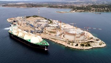 Financial Times: &Eta; &Epsilon;&lambda;&lambda;ά&delta;&alpha; &delta;&iota;&epsilon;&kappa;&delta;&iota;&kappa;&epsilon;ί &kappa;&epsilon;&nu;&tau;&rho;&iota;&kappa;ό &rho;ό&lambda;&omicron; ό&sigma;&omicron; &eta; &Epsilon;&upsilon;&rho;ώ&pi;&eta; &epsilon;&tau;&omicron;&iota;&mu;ά&zeta;&epsilon;&tau;&alpha;&iota; &gamma;&iota;&alpha; &tau;&eta;&nu; &pi;&lambda;ή&rho;&eta; &alpha;&pi;&alpha;&gamma;ό&rho;&epsilon;&upsilon;&sigma;&eta; &tau;&omicron;&upsilon; &rho;&omega;&sigma;&iota;&kappa;&omicron;ύ &phi;&upsilon;&sigma;&iota;&kappa;&omicron;ύ &alpha;&epsilon;&rho;ί&omicron;&upsilon;
