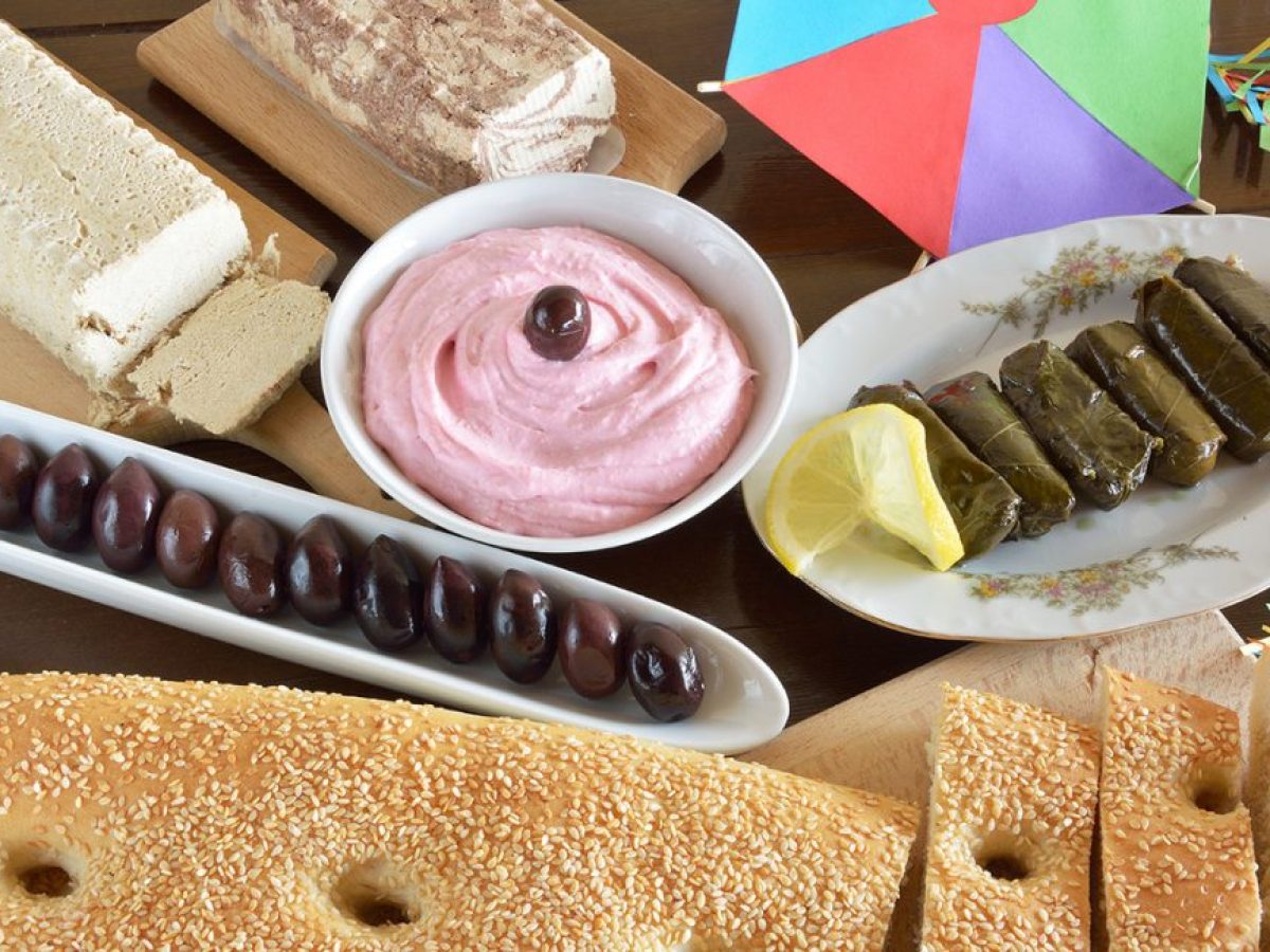 Πόσο θα στοιχίσει το τραπέζι της Καθαράς Δευτέρας – Πόσο αυξήθηκαν οι τιμές στα σαρακοστιανά