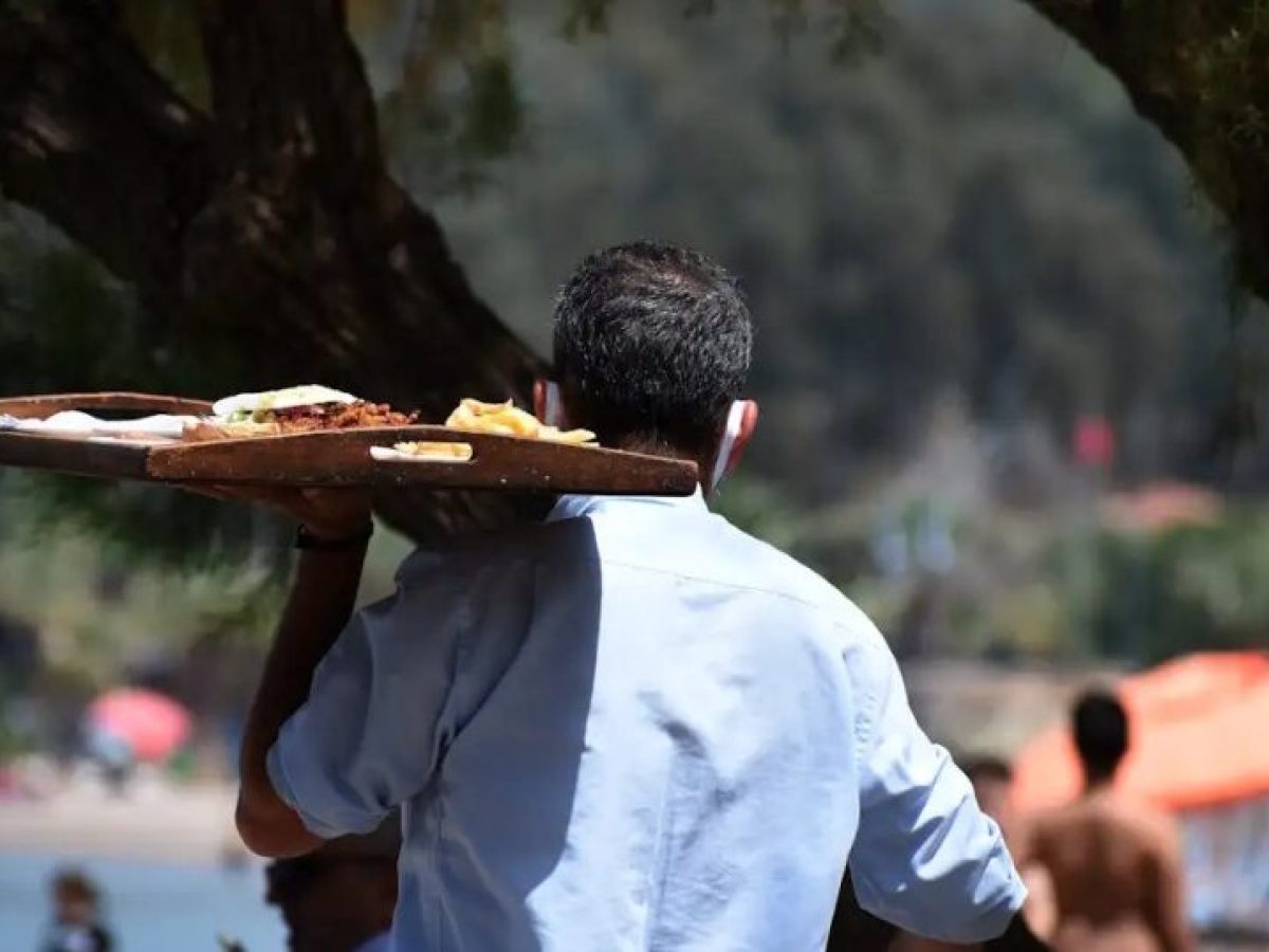 ΕΛΣΤΑΤ: Αύξηση τζίρου στις επιχειρήσεις καταλυμάτων, πτώση στην εστίαση