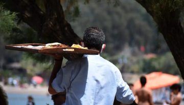 ΕΛΣΤΑΤ: Αύξηση τζίρου στις επιχειρήσεις καταλυμάτων, πτώση στην εστίαση
