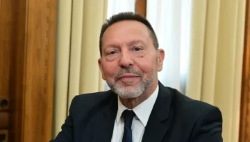 &Sigma;&tau;&omicron;&upsilon;&rho;&nu;ά&rho;&alpha;&sigmaf;: &laquo;&Eta; &pi;&omicron;&rho;&epsilon;ί&alpha; &tau;&eta;&sigmaf; &omicron;&iota;&kappa;&omicron;&nu;&omicron;&mu;ί&alpha;&sigmaf; &delta;&epsilon;&nu; &epsilon;&xi;&alpha;&rho;&tau;ά&tau;&alpha;&iota; &alpha;&pi;ό &tau;&omicron; &rho;&omega;&sigma;&iota;&kappa;ό &pi;&epsilon;&tau;&rho;έ&lambda;&alpha;&iota;&omicron;&raquo;