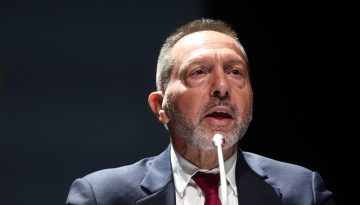 &Sigma;&tau;&omicron;&upsilon;&rho;&nu;ά&rho;&alpha;&sigmaf; &gamma;&iota;&alpha; &epsilon;&lambda;&lambda;&eta;&nu;&iota;&kappa;ή &omicron;&iota;&kappa;&omicron;&nu;&omicron;&mu;ί&alpha;: &Eta; &pi;&omicron;&lambda;&iota;&tau;&iota;&kappa;ή &sigma;&tau;&alpha;&theta;&epsilon;&rho;ό&tau;&eta;&tau;&alpha; &epsilon;ί&nu;&alpha;&iota; &tau;&omicron; &iota;&sigma;&chi;&upsilon;&rho;ό&tau;&epsilon;&rho;&omicron; &laquo;ά&upsilon;&lambda;&omicron; &kappa;&epsilon;&phi;ά&lambda;&alpha;&iota;&omicron;&raquo;