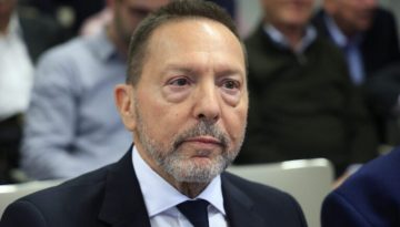 &Sigma;&tau;&omicron;&upsilon;&rho;&nu;ά&rho;&alpha;&sigmaf; &sigma;&tau;&omicron; &Epsilon;&Rho;&Tau;news Radio 105,8: &laquo;&Eta; &epsilon;&lambda;&lambda;&eta;&nu;&iota;&kappa;ή &omicron;&iota;&kappa;&omicron;&nu;&omicron;&mu;ί&alpha; &pi;ά&epsilon;&iota; &kappa;&alpha;&lambda;ά, &pi;&rho;&omicron;ϋ&pi;ό&theta;&epsilon;&sigma;&eta; &gamma;&iota;&alpha; &nu;&alpha; &sigma;&upsilon;&nu;&epsilon;&chi;ί&sigma;&epsilon;&iota;, &epsilon;ί&nu;&alpha;&iota; &eta; &pi;&omicron;&lambda;&iota;&tau;&iota;&kappa;ή &sigma;&tau;&alpha;&theta;&epsilon;&rho;ό&tau;&eta;&tau;&alpha;&raquo;