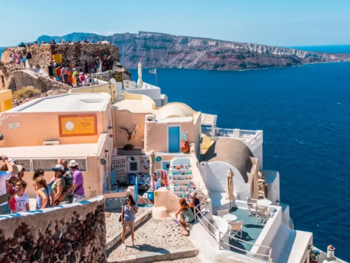 Τουρισμός: Ισχυρό φινάλε το 2025 με άνοδο εσόδων και ταξιδιωτών – Τι δείχνουν τα στοιχεία της ΤτΕ