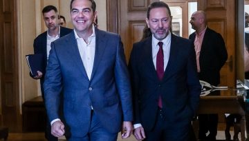 &Mu;&epsilon;&tau;&omega;&pi;&iota;&kappa;ή &sigma;ύ&gamma;&kappa;&rho;&omicron;&upsilon;&sigma;&eta; &Sigma;&tau;&omicron;&upsilon;&rho;&nu;ά&rho;&alpha;-&Tau;&sigma;ί&pi;&rho;&alpha;: &laquo;&Mu;&epsilon; &kappa;&alpha;&tau;&eta;&gamma;&omicron;&rho;&epsilon;ί &gamma;&iota;&alpha; &pi;&omicron;&lambda;&iota;&tau;&iota;&kappa;ή &mu;&epsilon;&rho;&omicron;&lambda;&eta;&psi;ί&alpha; &epsilon;&kappa;&epsilon;ί&nu;&omicron;&sigmaf; &pi;&omicron;&upsilon; &theta;&epsilon;&omega;&rho;&omicron;ύ&sigma;&epsilon; ό&tau;&iota; &eta; &kappa;&epsilon;&nu;&tau;&rho;&iota;&kappa;ή &tau;&rho;ά&pi;&epsilon;&zeta;&alpha; &omicron;&phi;&epsilon;ί&lambda;&epsilon;&iota; &nu;&alpha; &sigma;&iota;&omega;&pi;ά&raquo;