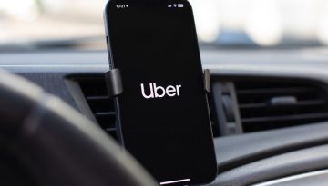 &Mu;&epsilon;&lambda;έ&tau;&eta; &Iota;&Omicron;&Beta;&Epsilon;: H &sigma;&upsilon;&mu;&beta;&omicron;&lambda;ή &tau;&eta;&sigmaf; Uber &sigma;&tau;&eta;&nu; &epsilon;&lambda;&lambda;&eta;&nu;&iota;&kappa;ή &omicron;&iota;&kappa;&omicron;&nu;&omicron;&mu;ί&alpha; &mu;&epsilon;&tau;ά &alpha;&pi;ό 10 &chi;&rho;ό&nu;&iota;&alpha; &pi;&alpha;&rho;&omicron;&upsilon;&sigma;ί&alpha;&sigmaf;