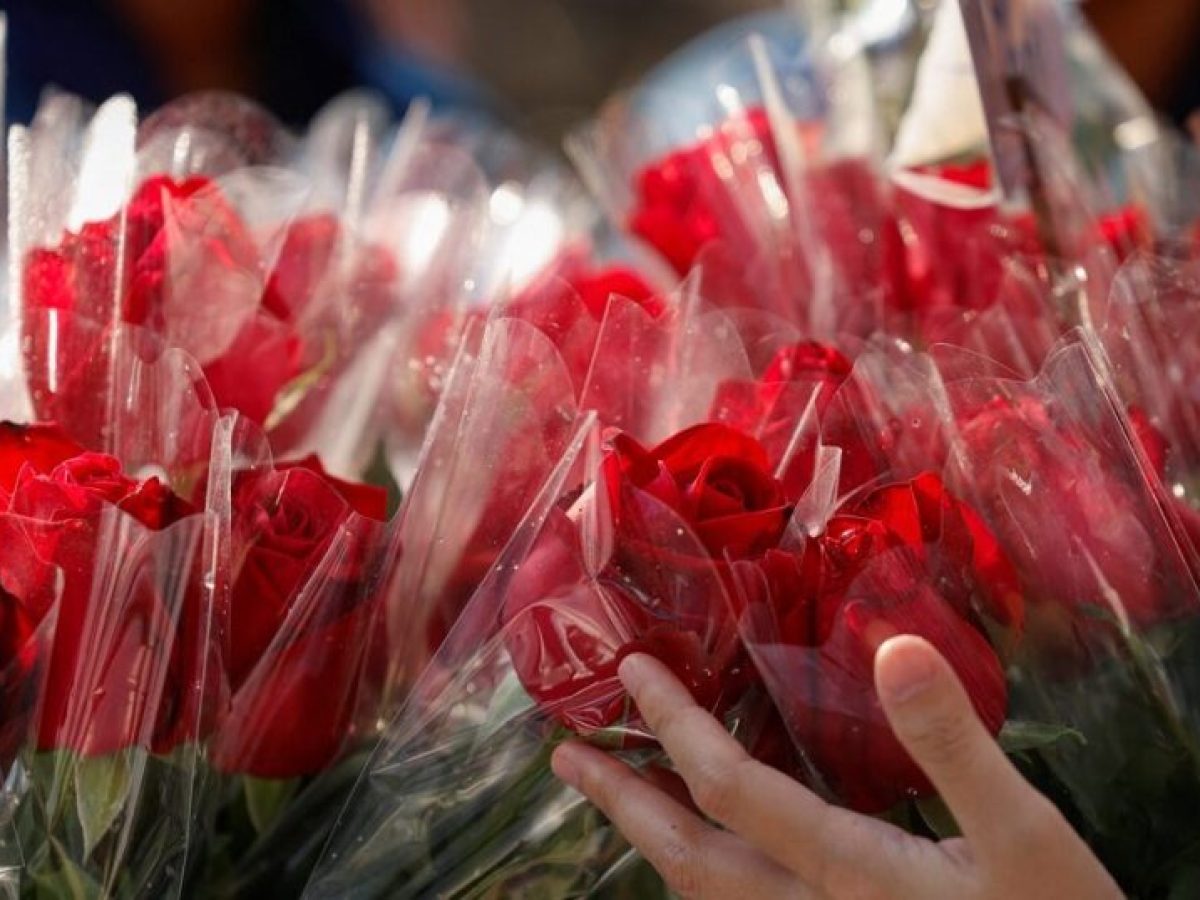 Άγιος Βαλεντίνος: Πού στρέφονται οι καταναλωτές – Άνοδος σε μόδα, κοσμήματα και ηλεκτρονικές αγορές