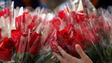 Άγιος Βαλεντίνος: Πού στρέφονται οι καταναλωτές – Άνοδος σε μόδα, κοσμήματα και ηλεκτρονικές αγορές