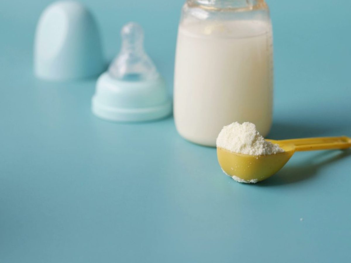 Στο στόχαστρο πέντε εταιρείες για μολυσμένο βρεφικό γάλα