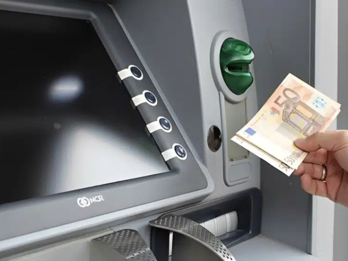 Κοινός τραπεζικός λογαριασμός: Τι ισχύει όταν πεθάνει ο ένας καταθέτης – Ποιος τα παίρνει όλα και ποιος μένει με άδεια χέρια