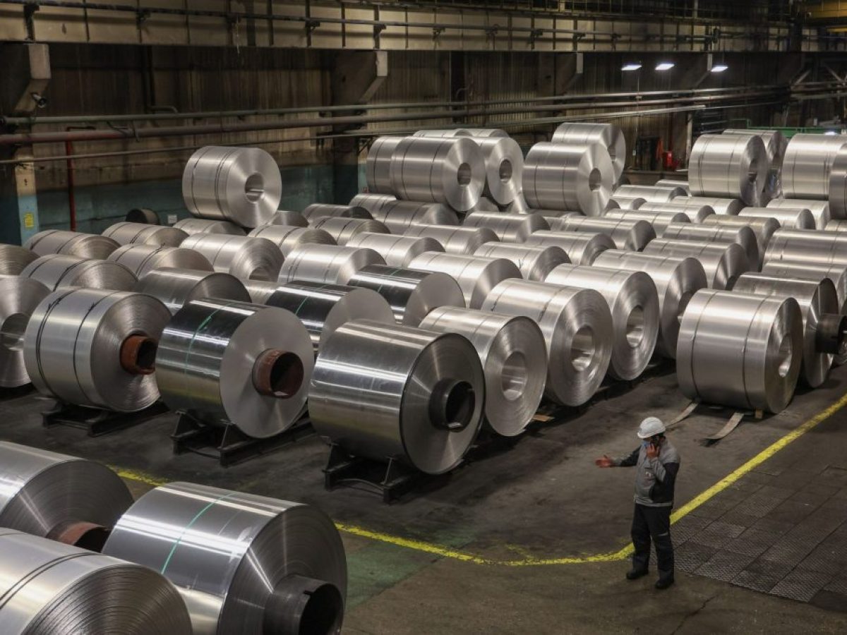 Ο πλανήτης «στερεύει» από αλουμίνιο – Πλήγμα στην παραγωγή από επιθέσεις σε εργοστάσια της Μέσης Ανατολής