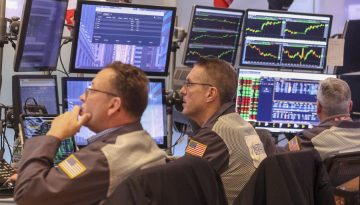 Wall Street: Επανέρχονται οι πιέσεις, πτώση 1% στο άνοιγμα για τον Dow Jones καθώς αυξάνεται το πετρέλαιο