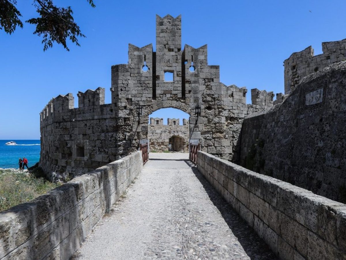 Ρόδος: «Παγωμένες» λόγω πολέμου οι κρατήσεις στα τουριστικά καταλύματα