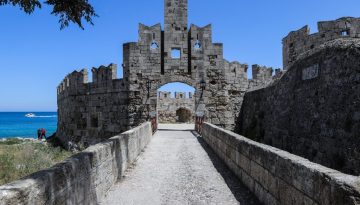 Ρόδος: «Παγωμένες» λόγω πολέμου οι κρατήσεις στα τουριστικά καταλύματα