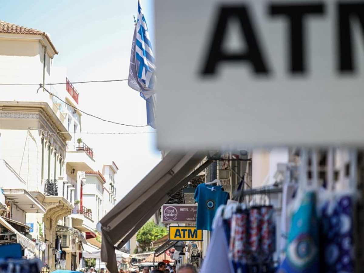 Ανεβαίνουν τα επιτόκια; Πόσο θα «καούν» δάνεια και καταθέσεις