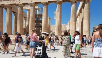 Τουρισμός 2025: Τρίτη συνεχόμενη χρονιά – ρεκόρ για την Ελλάδα