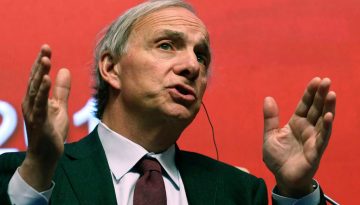 Ρέι Ντάλιο: Με τη σύγκρουση ΗΠΑ – Ιράν απειλείται η παντοδυναμία του δολαρίου ως αποθεματικού νομίσματος
