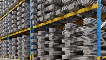 Το αλουμίνιο «καλπάζει» στα υψηλότερα επίπεδα της τετραετίας μετά τα πλήγματα σε μεγάλα χυτήρια του Περσικού Κόλπου