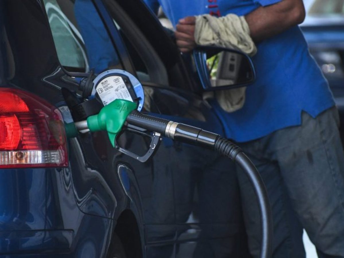 Γιατί η Ελλάδα δεν ρίχνει τους φόρους στα καύσιμα; Ο κρυφός «κουμπαράς» και οι επιδοτήσεις