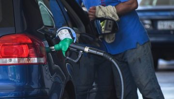 Γιατί η Ελλάδα δεν ρίχνει τους φόρους στα καύσιμα; Ο κρυφός «κουμπαράς» και οι επιδοτήσεις