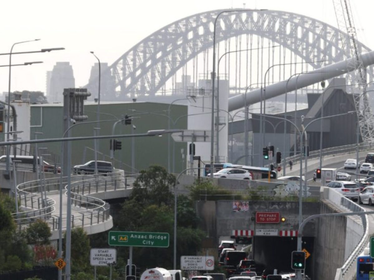 Η Αυστραλία μειώνει στο μισό τον φόρο στα καύσιμα