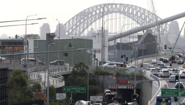 Η Αυστραλία μειώνει στο μισό τον φόρο στα καύσιμα