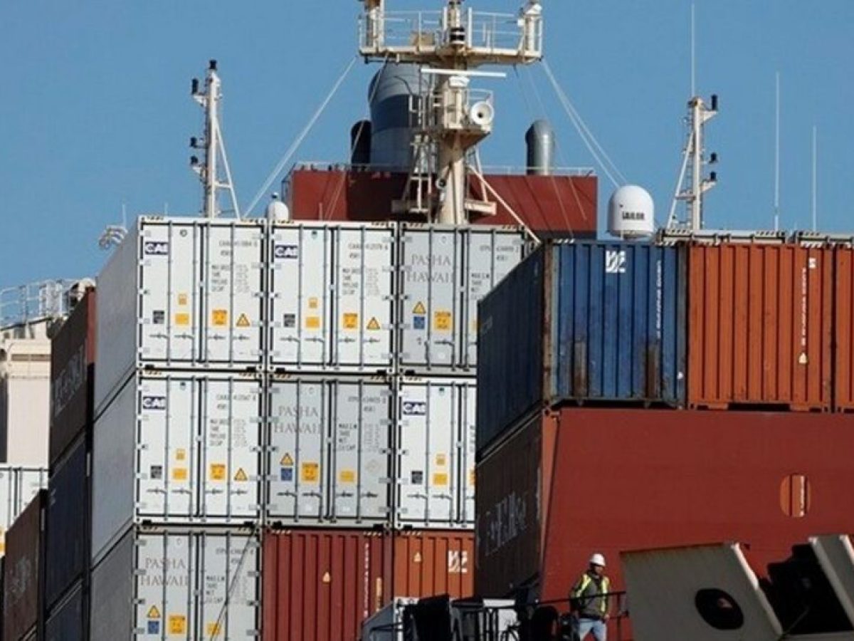 Πόλεμος στη Μέση Ανατολή: Εκτοξεύονται τα ναύλα και αλλάζουν ρότα τα containerships