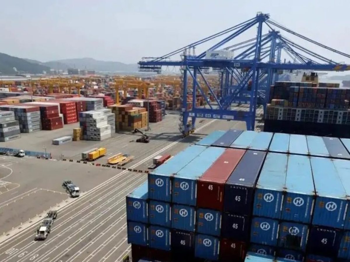 Μειώθηκε το εμπορικό έλλειμμα τον Ιανουάριο αν και με «βουτιά» στις εξαγωγές κατά 11,9%