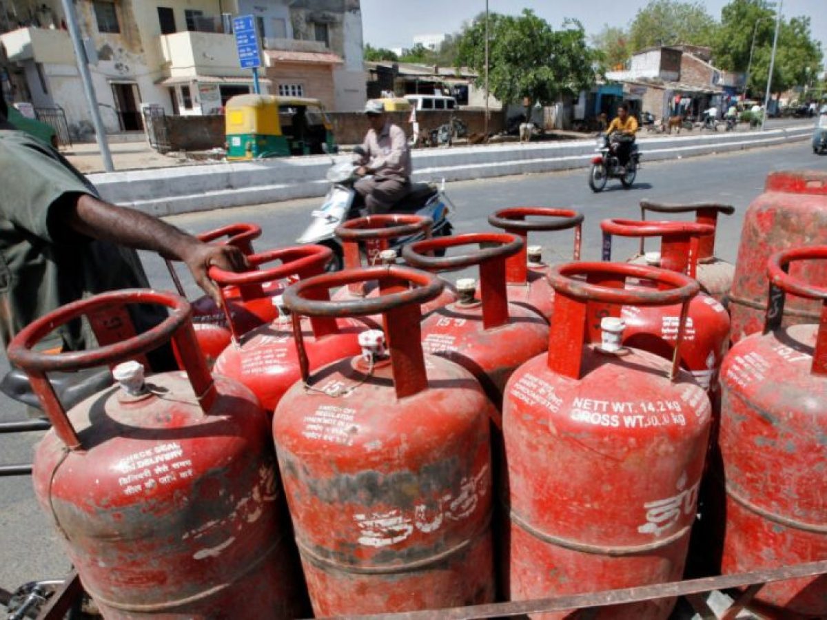 Η Ινδία αύξησε τις τιμές του υγραερίου που χρησιμοποιούν οι νοικοκυρές για μαγείρεμα