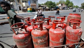 Η Ινδία αύξησε τις τιμές του υγραερίου που χρησιμοποιούν οι νοικοκυρές για μαγείρεμα