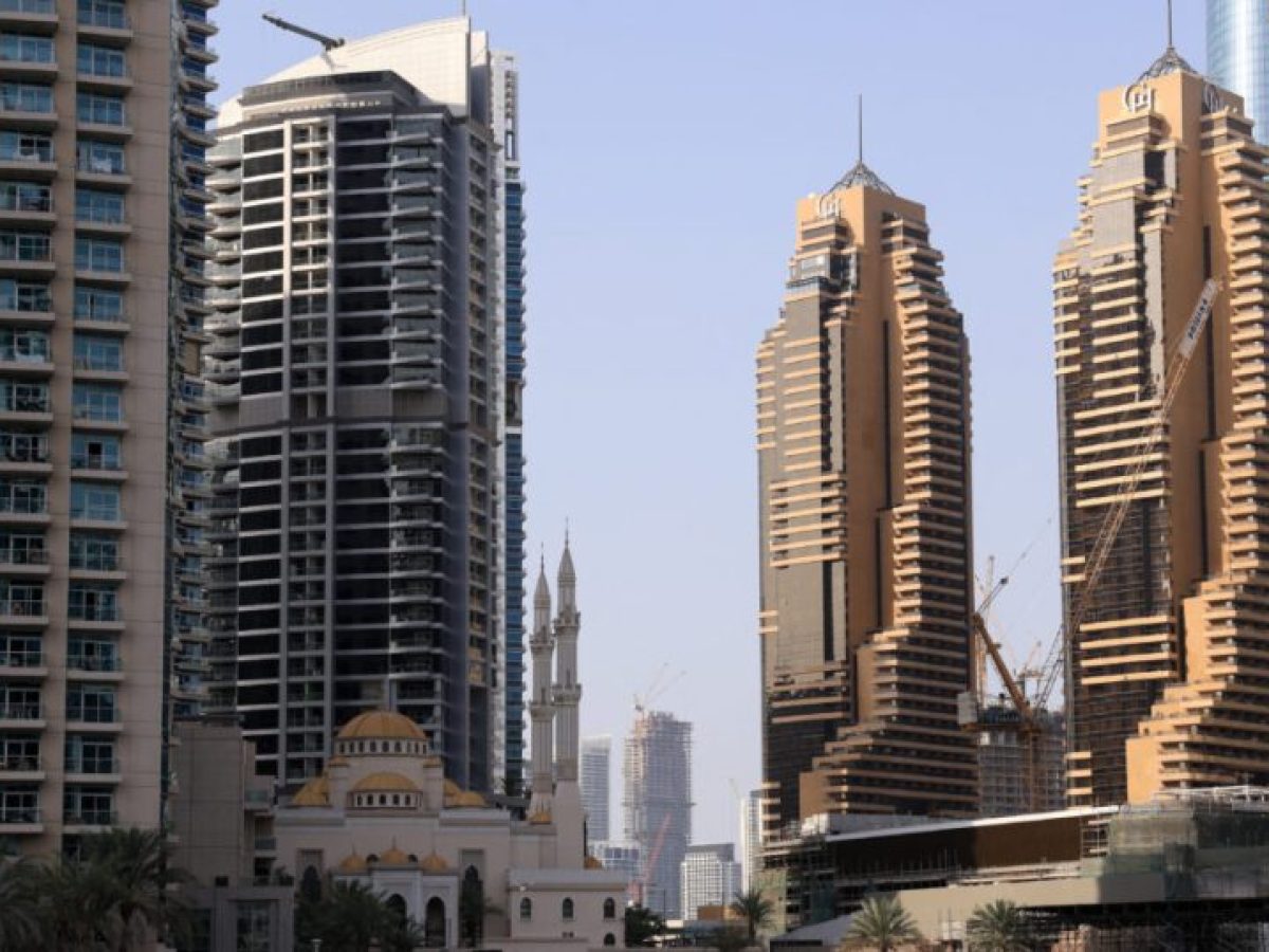 Βαρύ πλήγμα για το Ντουμπάι οι αεροπορικές επιδρομές – Αδειάζουν τα ξενοδοχεία στο Εμιράτο