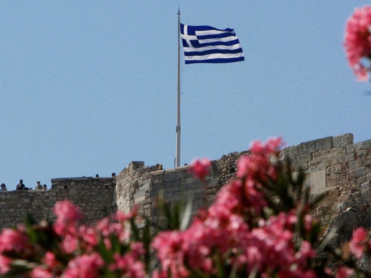 Η ελληνική οικονομία «αντέχει» στο σοκ του πολέμου: Τι λένε ΔΝΤ και διεθνείς οίκοι για χρέος και ανάπτυξη