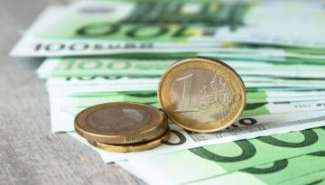 Γραφείο Προϋπολογισμού του Κράτους στη Βουλή: Χαμηλώνει την ανάπτυξη, ανεβάζει τον πληθωρισμό για το 2026