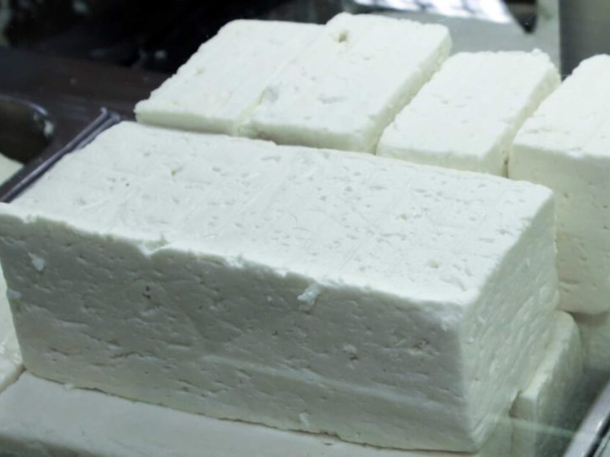 Η έλλειψη στο φρέσκο γάλα φέρνει μείωση της παραγωγής φέτας κατά 20.000 τόνους το 2026 – Καμπανάκι από τη βιομηχανία