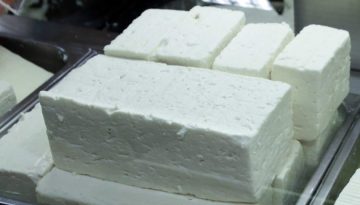Η έλλειψη στο φρέσκο γάλα φέρνει μείωση της παραγωγής φέτας κατά 20.000 τόνους το 2026 – Καμπανάκι από τη βιομηχανία