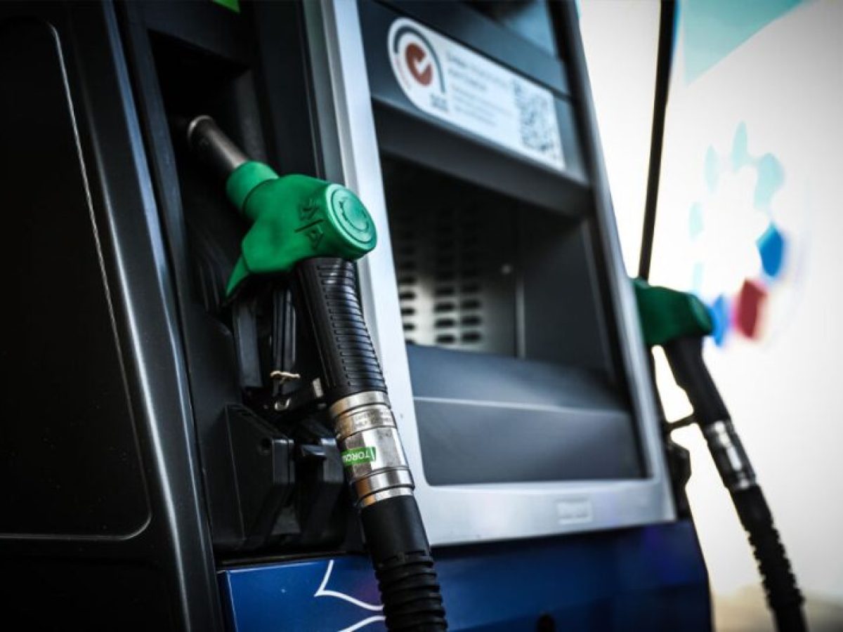 FUEL PASS: ΠΟΣΑ ΛΕΦΤΑ ΘΑ ΠΑΡΟΥΝ ΟΙ ΟΙΚΟΓΕΝΕΙΕΣ ΠΟΥ ΕΧΟΥΝ 2 ΑΥΤΟΚΙΝΗΤΑ – ΠΟΤΕ Η ΠΛΗΡΩΜΗ – ΣΕ ΚΑΡΤΑ Ή ΜΕΤΡΗΤΑ ΤΑ ΛΕΦΤΑ;