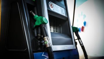 FUEL PASS: ΠΟΣΑ ΛΕΦΤΑ ΘΑ ΠΑΡΟΥΝ ΟΙ ΟΙΚΟΓΕΝΕΙΕΣ ΠΟΥ ΕΧΟΥΝ 2 ΑΥΤΟΚΙΝΗΤΑ – ΠΟΤΕ Η ΠΛΗΡΩΜΗ – ΣΕ ΚΑΡΤΑ Ή ΜΕΤΡΗΤΑ ΤΑ ΛΕΦΤΑ;