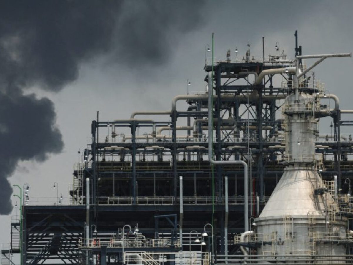 Νέο άλμα στα 100 δολάρια σημειώνει το πετρέλαιο μετά τα χτυπήματα σε δεξαμενόπλοια στoν Περσικό Κόλπο