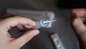 &Pi;&rho;ό&sigma;&tau;&iota;&mu;&omicron; &mu;&alpha;&mu;&omicron;ύ&theta; &sigma;&tau;&eta; Moderna &ndash; &Alpha;&gamma;&gamma;ί&zeta;&epsilon;&iota; &tau;&omicron; 1 &delta;&iota;&sigma;.