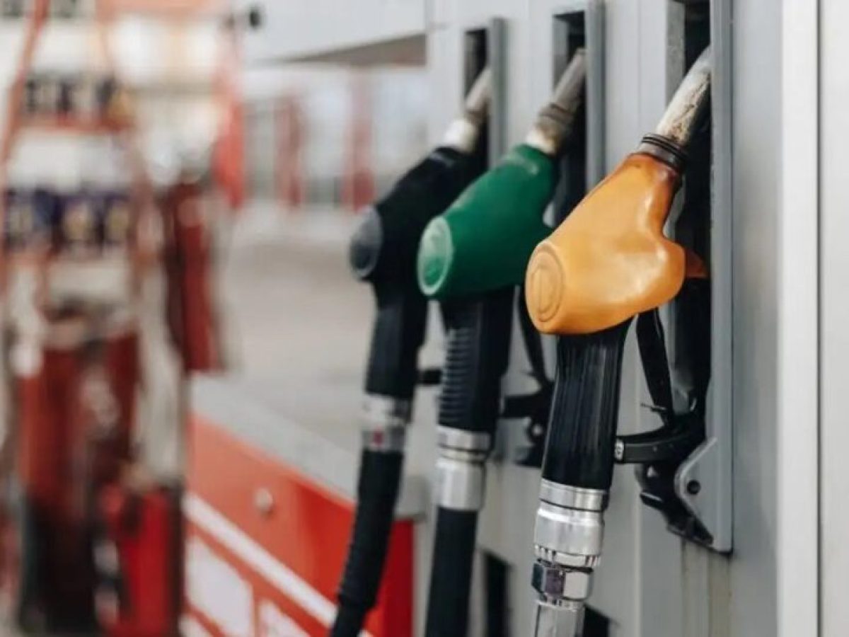 Προς τα 2 ευρώ η βενζίνη: Τα «κρυφά» έσοδα του κράτους από το ράλι τιμών στα καύσιμα και το «ανάχωμα» της κατανάλωσης