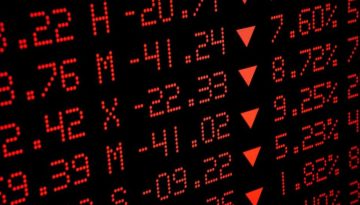 Βαθαίνει η πτώση στα ευρωπαϊκά χρηματιστήρια – Με πτώση 2,5% άνοιξε το ΧΑ