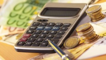 ΑΑΔΕ: Πάνω από 75 δισ. ευρώ σε έσοδα θα εισπραχθούν το 2026 – Σχεδόν 30 δισ. ευρώ ο ΦΠΑ