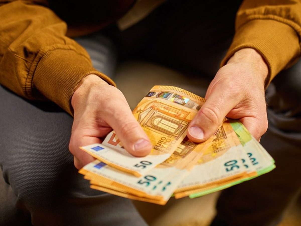 Πόσα κερδίζουν καθαρά οι εργαζόμενοι έως 30 ετών από τη νέα αύξηση του κατώτατου μισθού στα 920 ευρώ